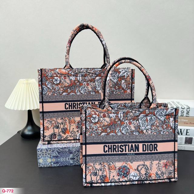 中号 尺寸35.27Cm 大号 尺寸40.31Cm Dior 迪奥购物袋 配小包 本年度重量级专柜经典爆款 将帅气和优雅两种不同的风格碰撞在一起，融合了新一代女