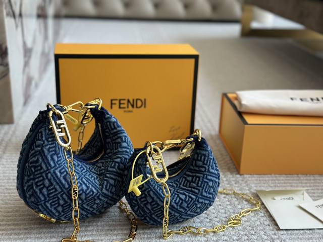 配盒 Size：15.5*10Cm 小 22*12Cm 大 Fendi 每个角度都敲好看的 新款超迷你腋下包 包底的设计简直太爱啦！ 360度无死角！！ 怎么背