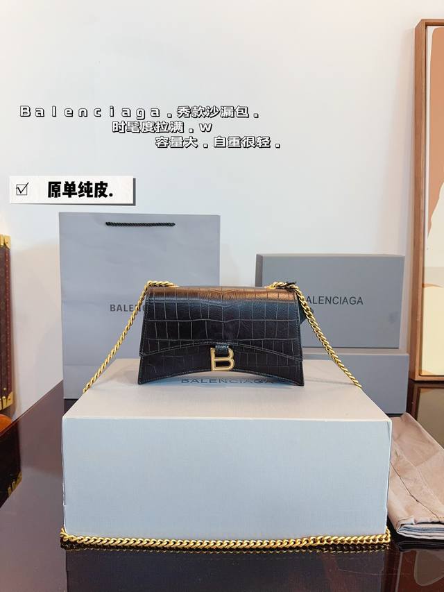 配礼盒. Balenciaga Down Town 新款沙漏 鳄鱼纹. Balenciaga Downtown 帅就一个字！！ 最近真的超爱背这个包c. 男生女