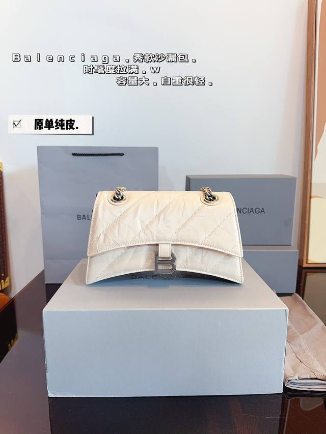 配礼盒. Balenciaga Down Town 新款沙漏 Balenciaga Downtown 帅就一个字！！ 最近真的超爱背这个包c. 男生女生上身都好