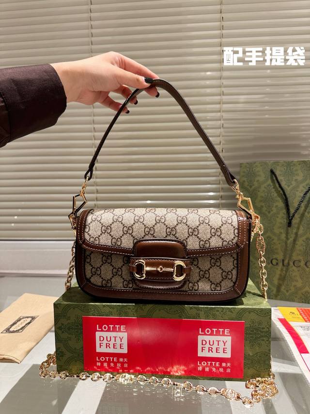 原单品质 Gucci 1955复古法棍包。 Gucci 1955家族又新填一位新成员在原有的经典马鞍包设计上等比例缩小定型包工艺显得更加小巧精致 配了一根超美的