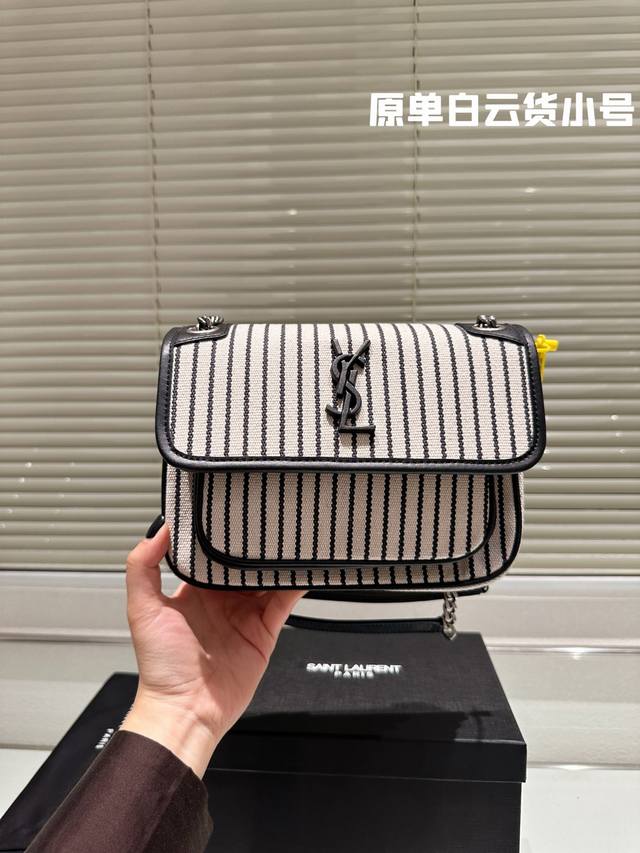 原单白云货 头层皮 Size：22*18Cm 小 Niki真的太好背啦 真的很好看很别致 Ysl Niki 皮料软糯质感 牛皮！牛皮！Ysl 里外都是牛皮哦！