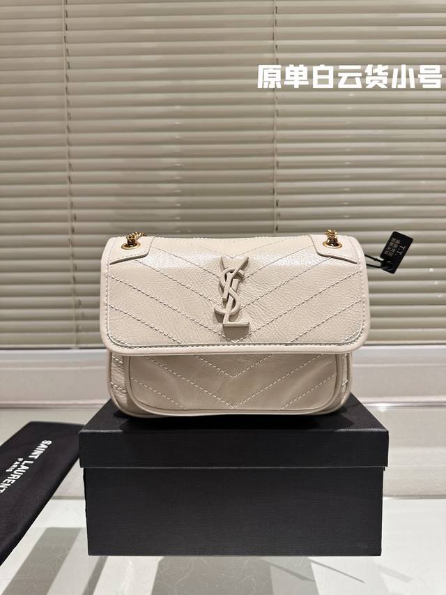 原单白云货 头层皮 Size：22*18Cm 小 Niki真的太好背啦 真的很好看很别致 Ysl Niki 皮料软糯质感 牛皮！牛皮！Ysl 里外都是牛皮哦！