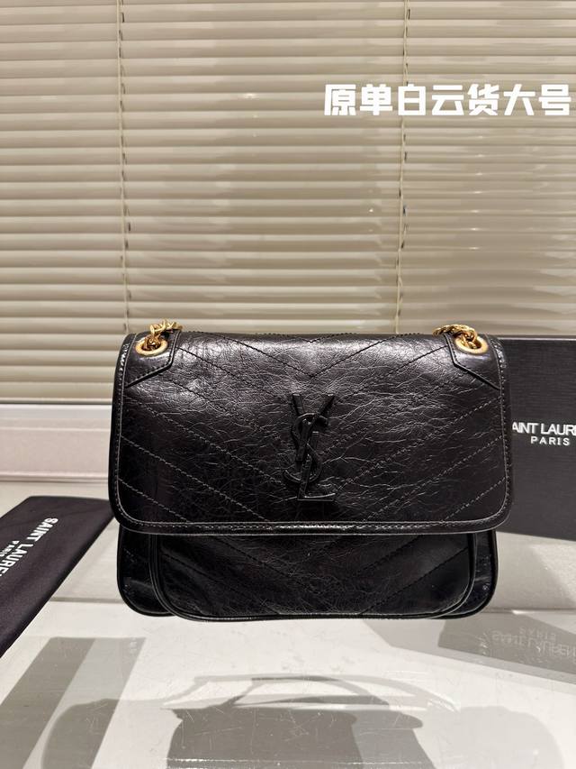 原单白云货 头层皮 Size：28*22Cm 大 Niki真的太好背啦 真的很好看很别致 Ysl Niki 皮料软糯质感 牛皮！牛皮！Ysl 里外都是牛皮哦！