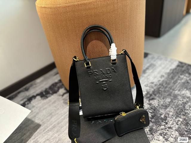 配盒 Size：17*19Cm Prada 琴谱 Tote 配置包装 黑色搭配金色五金！ 真的real实用！！