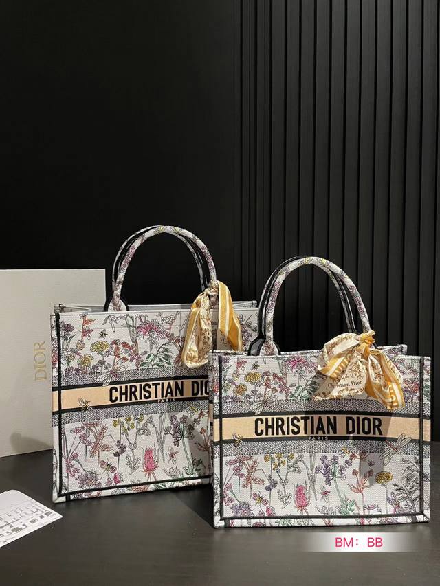 中号 大号 配折叠礼盒 Dior 迪奥购物袋 本年度重量级专柜经典爆款 将帅气和优雅两种不同的风格碰撞在一起，融合了新一代女性的时髦与个性 展现女性力量 包包全