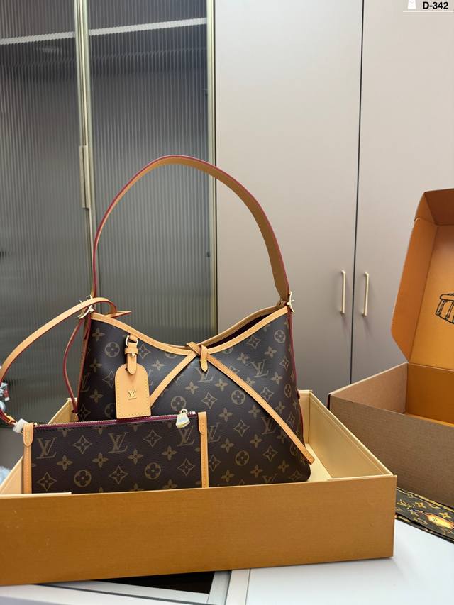 Lv Carryall 新款购物袋 这款包真的太好看了vintage 的精髓体现的淋漓尽致，灵感源自档案馆的复古细节 尤其值得称道的莫过于可脱卸式拉链手包，挺括