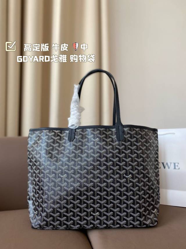 Size：34*27Cm 中号 戈雅goyard购物袋 从头到尾全部都是客订哦！ 另外收到的宝宝就会知道手腕带是立起来的[微笑][微笑] Goyard托特包日常