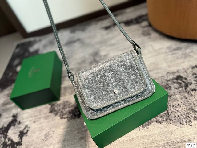 配盒 Size：21 11Cm 戈雅 Goyard Plumet Woc 信封包 男生女生用！ 上身效果绝绝子~ 日常非常好搭配哦~ 男生女生都可以入手！