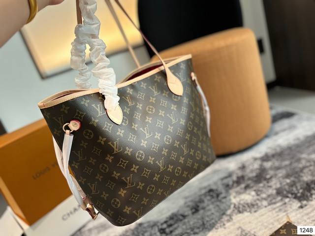 礼盒 配镜子钱包 Size：32*28Cm L家 Neverfull 中号购物袋！ 骨灰级产物！ 全钢五金！车线末端均为三针重线加固！ 搭配进口变色皮哦！ 大家