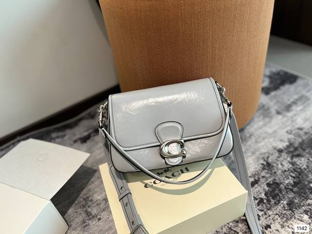 油蜡皮 Coach 温柔的腋下包配色 Soft Tabby包~ Coach蔻驰新品~春日单品 温柔色系soft Tabby 斜挎腋下包； 容量太合适了 日常出行