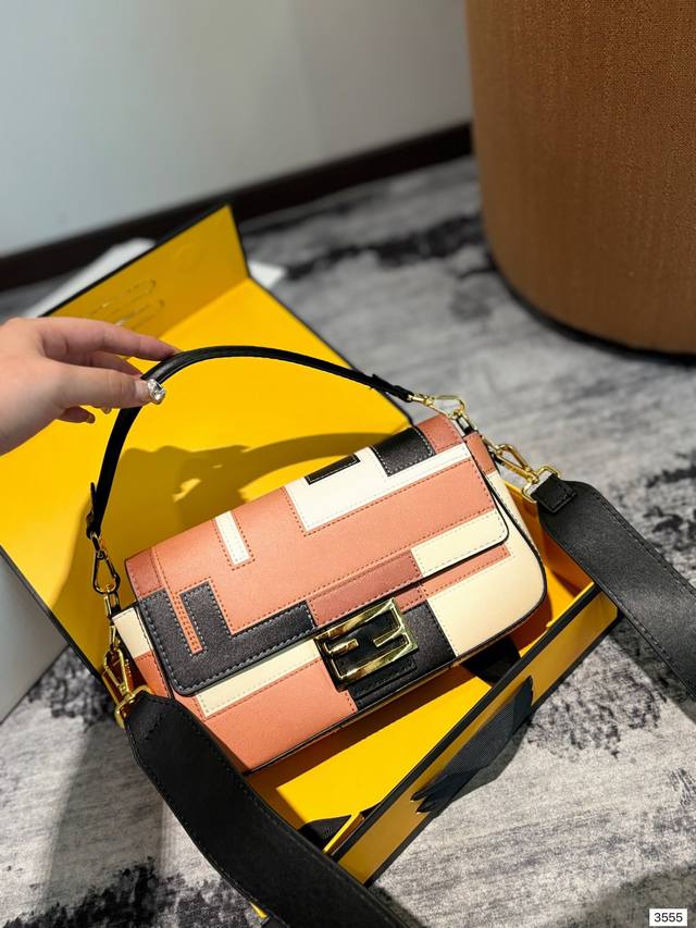 折叠礼盒 Fendi Vintage法棍包 2023年米兰时装周街拍中，潮人们背的最多的包包大概就是fendi芬迪的这款腋下包了 经典布料 有种慵慵懒懒的街头风