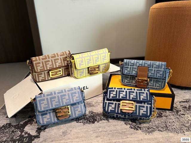 折叠礼盒 Fendi 牛仔 法棍包 米兰时装周街拍中，潮人们背的最多的包包大概就是fendi芬迪的这款腋下包了 经典布料 有种慵慵懒懒的街头风。戚薇、Rosie