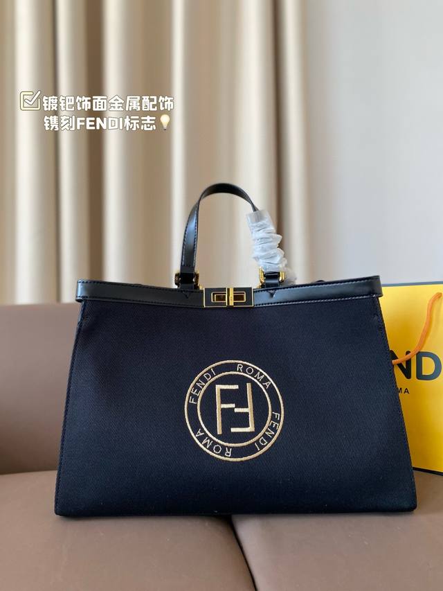 原单 Fendi 芬迪 88 周年之际，Peekaboo 系列诞生了，也顺理成章地成为了殿堂级献礼。Peekaboo 在英文中的意思是“躲猫猫”，Fendi手袋