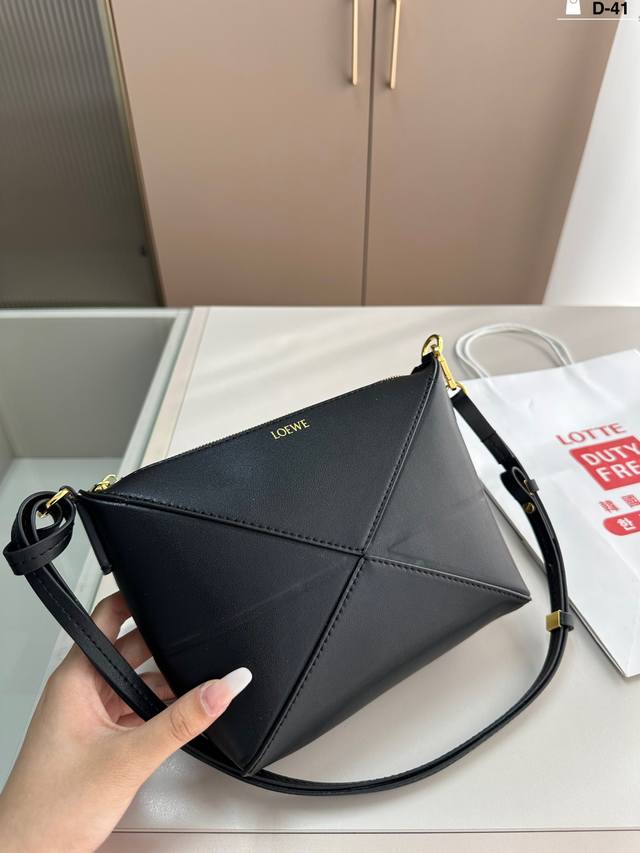 Loewe罗意威新款腋下包 Loewe Puzzle Fold Pouch 比起传统 更加轻盈 可轻松驾驭各种风格 可以任意的折叠凹造型 D-41尺寸19.6.