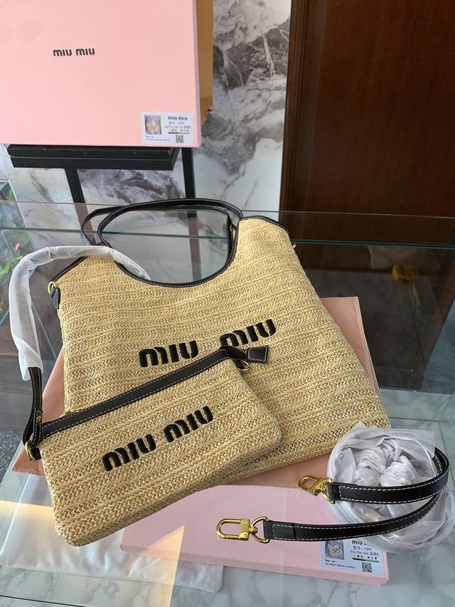 配盒 Size：33-29Cm Miumiu新款托特tote 今年的风刮的太猛了 老多爆款了！ 这款的版型也太好看了吧！ Miumiu的帆布包好春夏一色 春夏季