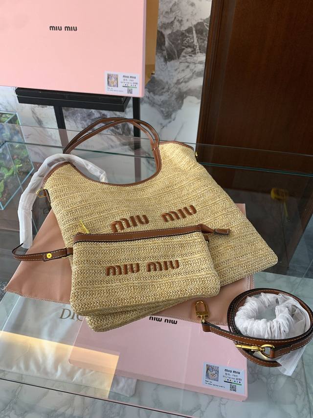 配盒 Size：33-29Cm Miumiu新款托特tote 今年的风刮的太猛了 老多爆款了！ 这款的版型也太好看了吧！ Miumiu的帆布包好春夏一色 春夏季