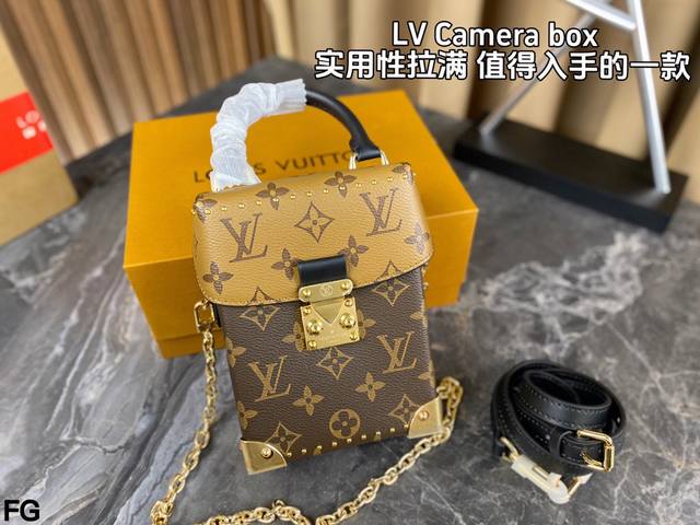 配全套包装 Lv Camera Box手袋 自成焦点 演 一种莫名的高级感 四角的五金也是妥妥的重工质感 Camera Box相机包软盒子多种背法 有一根皮质可