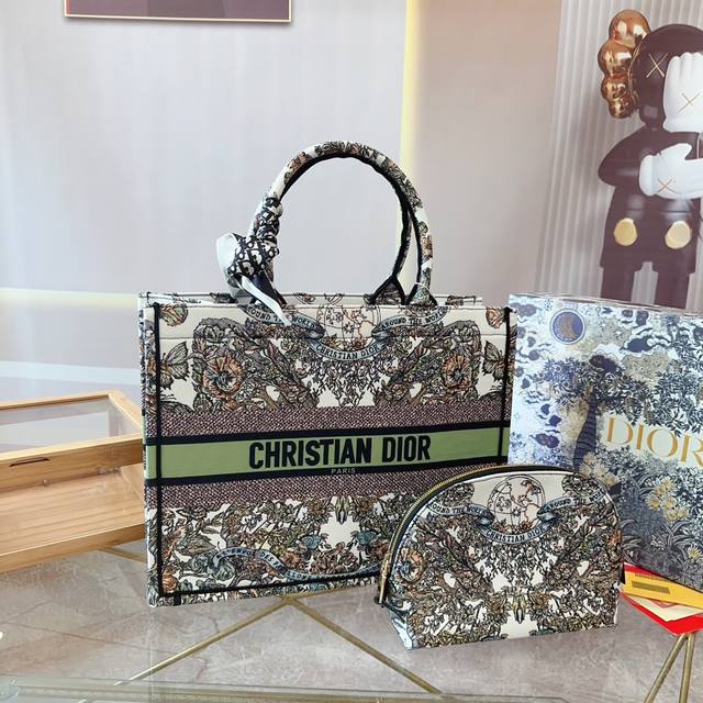 折叠礼盒 送同款洗漱包 Size：36Cm 迪奥 托特包 Dior Book Tote 今年最喜欢的一款购物袋 Tote我用的次数最多的包，因为容量超级大，不管