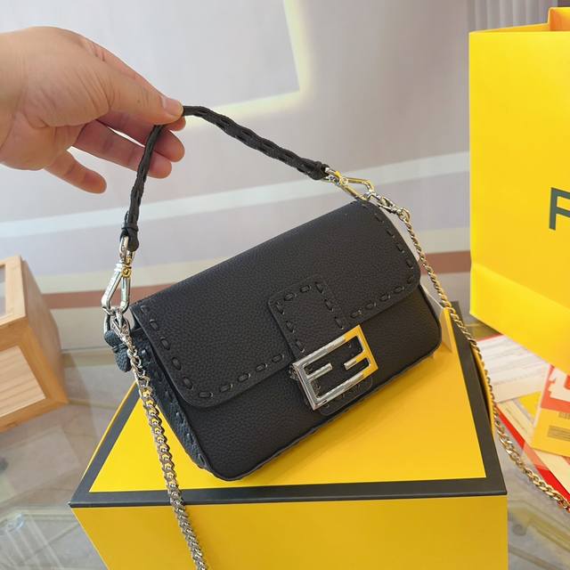 配礼盒 Fendi 芬迪 新品全幅饰 可手提斜挎包，Ss23Fendi Baguette强势回归，标志性的baguette手袋采用翻盖设计，配有ff磁扣开合。配