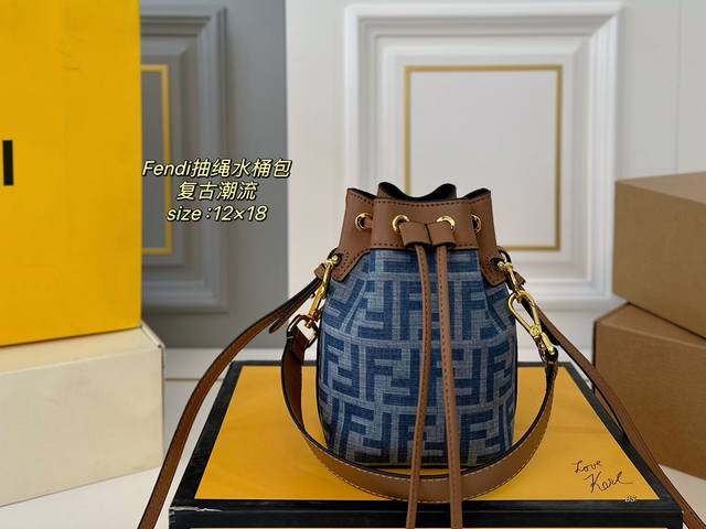 折叠盒 Size:12×18 Fendi 芬迪新款牛仔帆布抽绳水桶包 水桶抽绳双f标志点缀 个性又优雅，自重轻～ 镀钯饰面金牌配饰，复古韵味足配两条肩带，单肩、