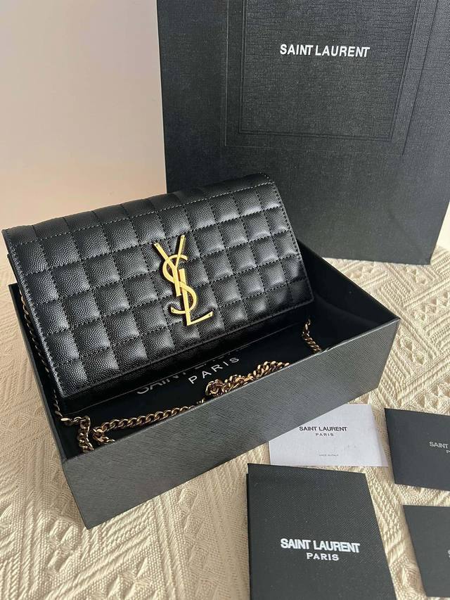 礼盒包装 圣罗兰woc 链条包 圣罗兰 Ysl 专柜最新同步款，来自最新一季的绝妙设计，经典的monogram Logo点缀，超大容量， 五金更是特别，！工序非