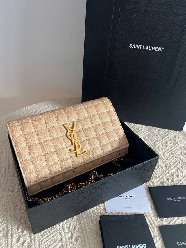 礼盒包装 圣罗兰woc 链条包 圣罗兰 Ysl 专柜最新同步款，来自最新一季的绝妙设计，经典的monogram Logo点缀，超大容量， 五金更是特别，！工序非