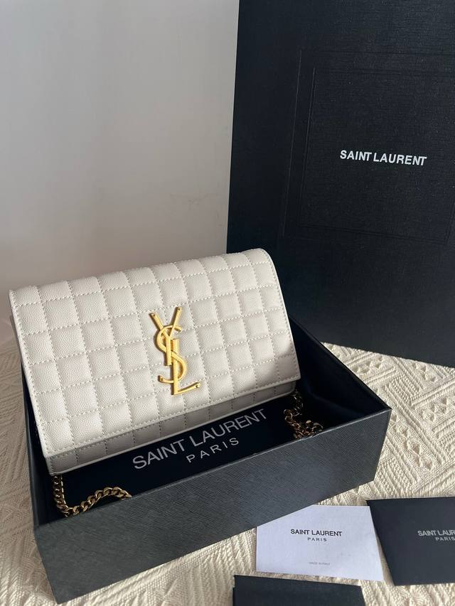 礼盒包装 圣罗兰woc 链条包 圣罗兰 Ysl 专柜最新同步款，来自最新一季的绝妙设计，经典的monogram Logo点缀，超大容量， 五金更是特别，！工序非