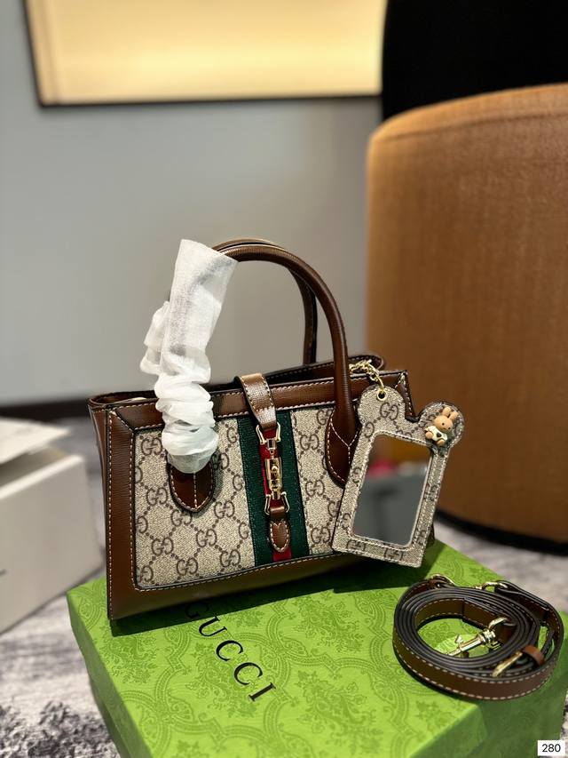 Gucci Jackie 1961系列托特包 酷奇1961手提包 Jackie1961系列推出一款配有可拆卸肩帶的煥新托特包。这款单品采用交织宇母设计材质，搭配