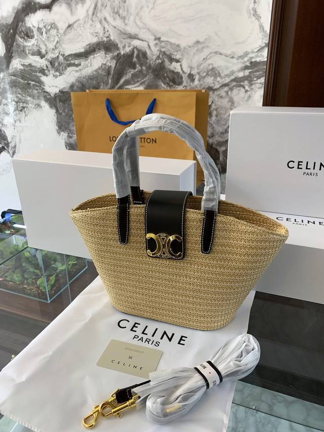 Celine菜篮子草编包度假拍照太应景自思琳 Celine Celine草编包菜篮子2024草编包天生就是绝配这款包采用摩洛哥特有的拉菲亚树纤维纯手工编织打造