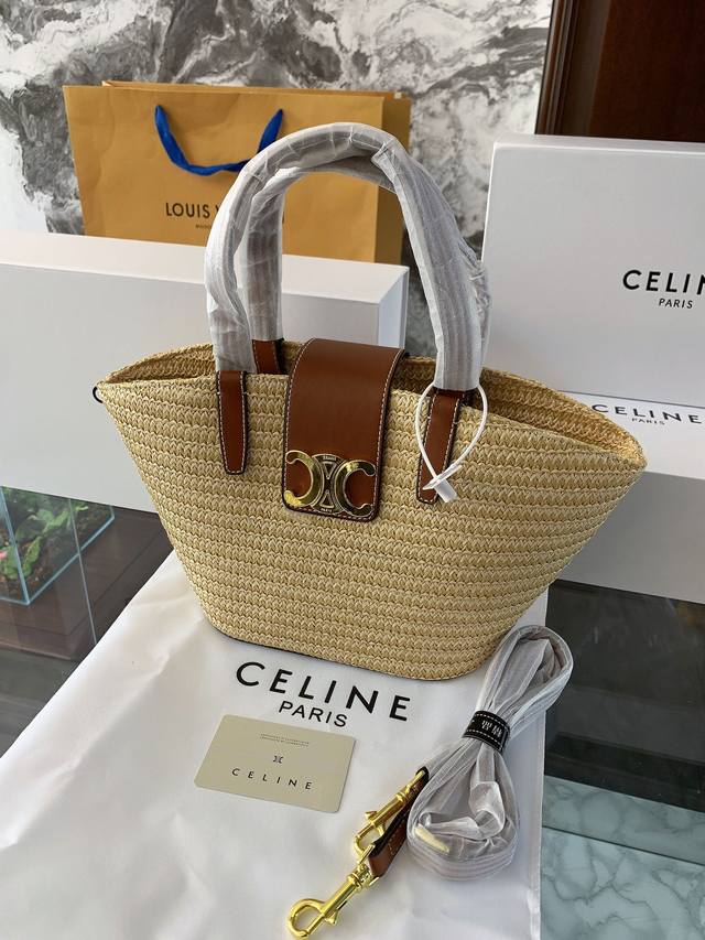 Celine菜篮子草编包度假拍照太应景自思琳 Celine Celine草编包菜篮子2024草编包天生就是绝配这款包采用摩洛哥特有的拉菲亚树纤维纯手工编织打造