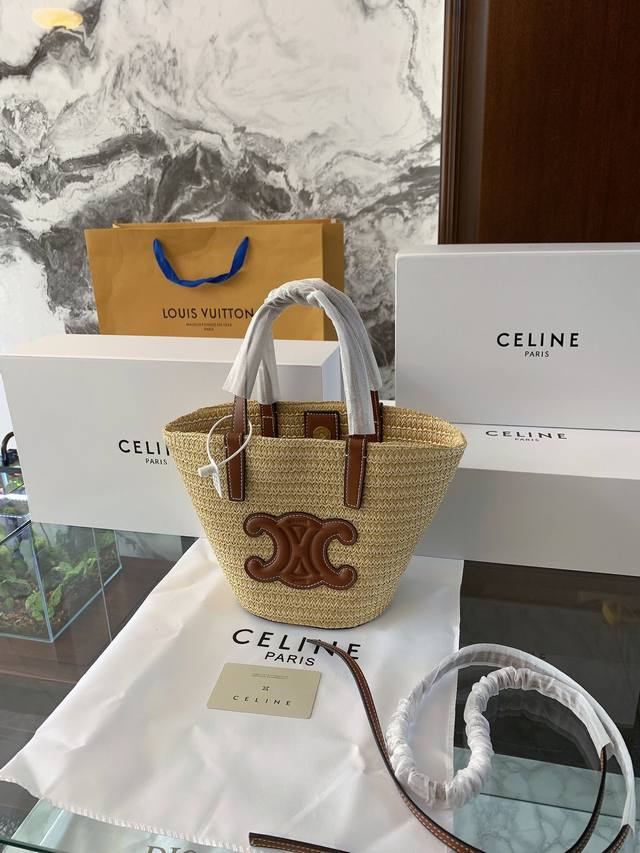 Celine菜篮子草编包度假拍照太应景自思琳 Celine Celine草编包菜篮子2020草编包天生就是绝配这款包采用摩洛哥特有的拉菲亚树纤维纯手工编织打造