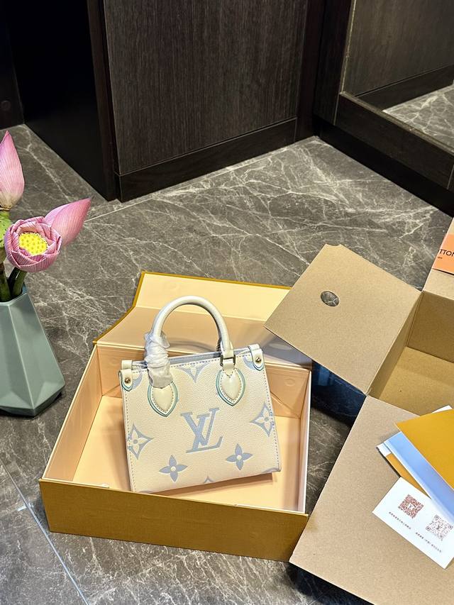 原单牛皮 折叠礼盒 官网飞机箱 Louis Vuitton 新品 心动不止一次 Lv Onthego Bb 家族再添爆款然 Onthego Bb 大象灰它来啦