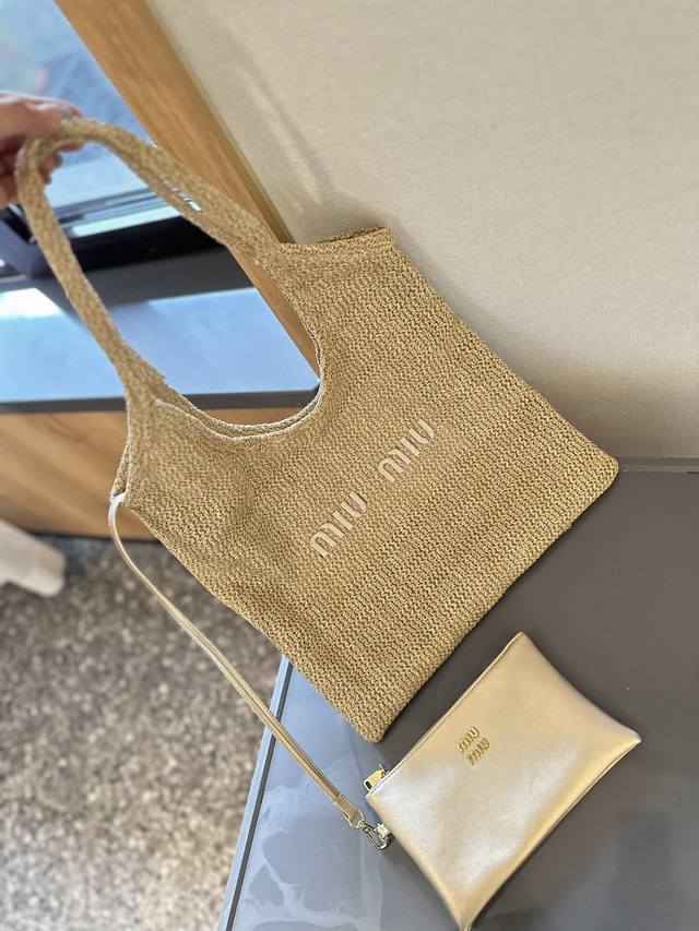 礼盒包装 Size：33*34Cm Miumiu新款托特tote 今年的风刮的太猛了 老多爆款了！ 这款的版型也太好看了吧！ Miumiu的帆布包好春夏一色 春