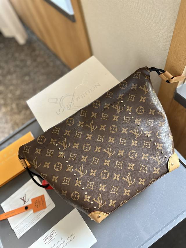 顶级原单 “折叠礼盒官网飞机盒” Lv 25Ss秀款水桶包， Louis Vuitton 2025早春系列水桶包 新季包袋作品中最引人注意的新款néonoé 水