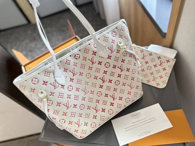 Lv 限定系列 Nf 购物袋 Neverfull 购物袋！入门级的款式哦！绝对的终身款！此物经典不言而喻！街拍和实用都是非常nb的选择！大家拿到后可以感受下，皮