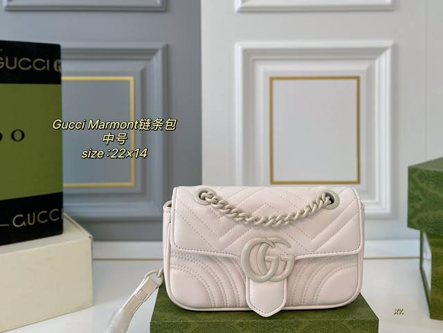 中号 折叠盒 Size:22×14 中号 Gucci 古驰gg Marmont 马蒙链条包 以双g标识作为点睛之笔 多种背法，给造型增加了很多变化！ 每个细节都