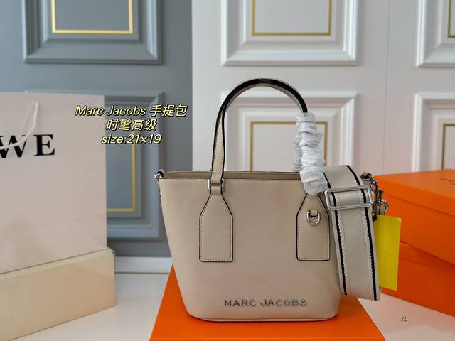 配盒 Size：21×19 Marc Jacobs马克雅克布 Tote手提斜挎包 包身挺括又轻便，简约且不撞款！ 宽肩带设计超减压超轻款 精致吸睛，时髦高级感十