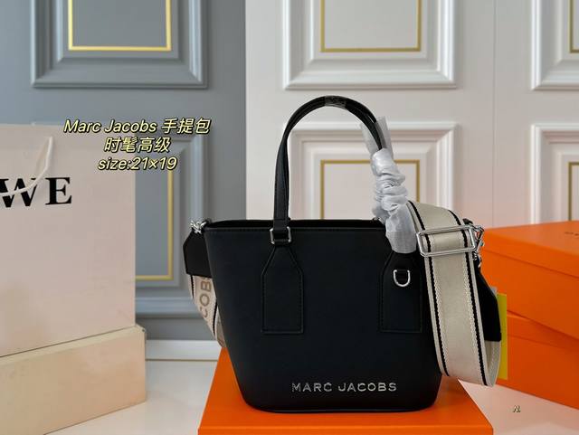 配盒 Size：21×19 Marc Jacobs马克雅克布 Tote手提斜挎包 包身挺括又轻便，简约且不撞款！ 宽肩带设计超减压超轻款 精致吸睛，时髦高级感十