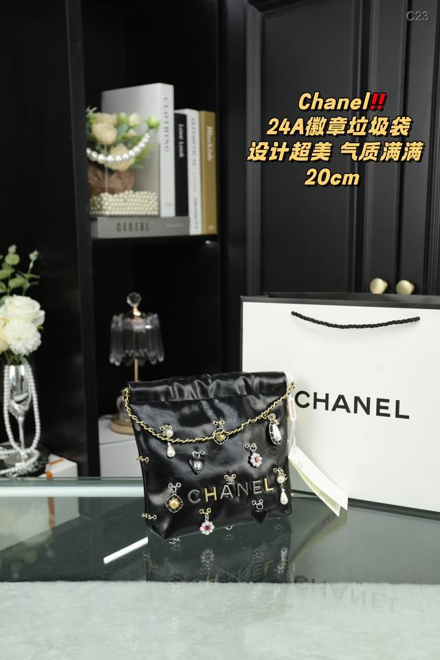 配盒 Chanel香奈儿 24A 徽章22Bag垃圾袋 精致美丽 高级优雅 很好驾驭，不挑衣服，不挑季节 一年四季都可，可盐可甜 高个子小姐姐背，气质御姐范 小