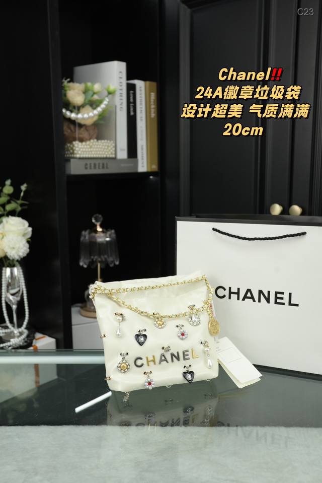 配盒 Chanel香奈儿 24A 徽章22Bag垃圾袋 精致美丽 高级优雅 很好驾驭，不挑衣服，不挑季节 一年四季都可，可盐可甜 高个子小姐姐背，气质御姐范 小