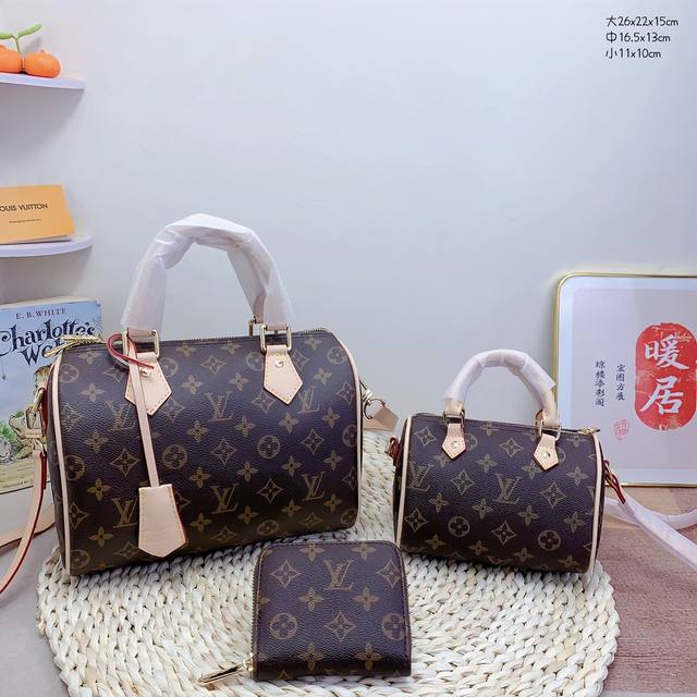 三件套 Lv 枕头包+斜挎包+钱包3件套组合 尺寸：大26X22X15Cm，中16.5X13Cm，小11X10Cm.