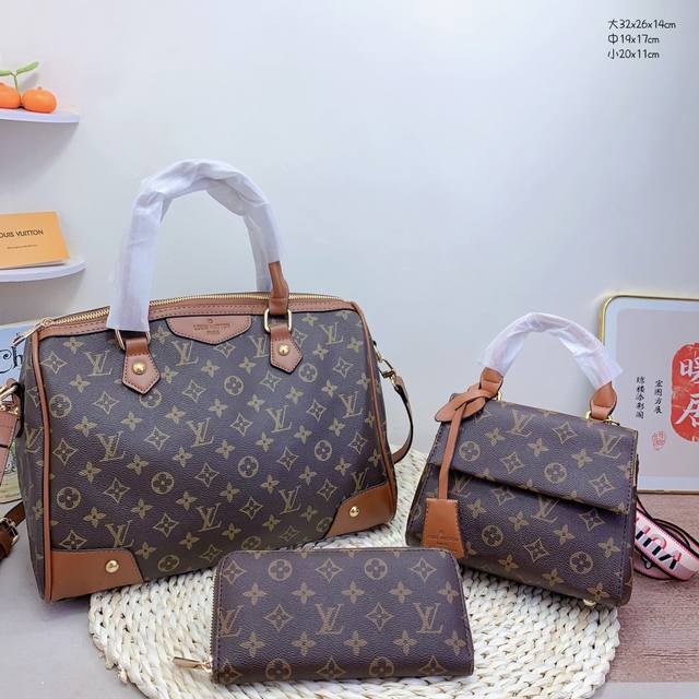 三件套 Lv 枕头包+手提包+钱包3件套组合 尺寸：大32X26X14Cm，中19X17Cm，小20X11Cm.