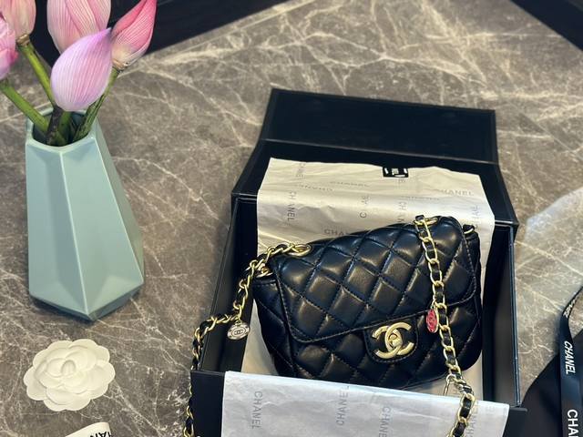 折叠礼盒 Chanel 花朵吊饰链条方胖子 “New Arrival” 最美方胖子人间香奈儿 白富美小姐姐必备款 ■单独夸最让人挪不开眼 就是小金球了太高级~