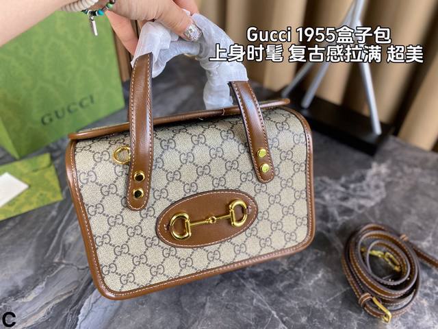 配折叠盒 Gucci1955盒子包 是盒子包也可以是饭盒包、化妆包 方方正正太乖啦 经典老花配棕皮 极具辨识度的马衔扣 上身时髦复古感爆棚 凹造型或是日常出街通