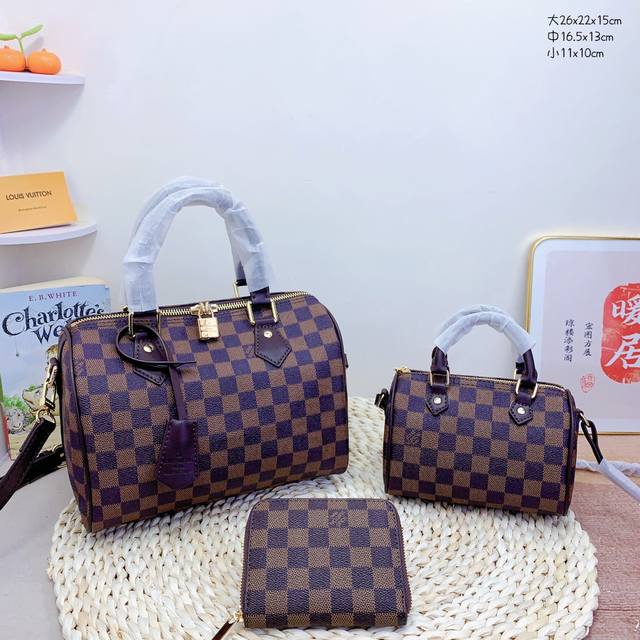 三件套 Lv 枕头包+斜挎包+钱包3件套组合 尺寸：大26X22X15Cm，中16.5X13Cm，小11X10Cm.