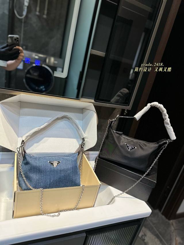 Prada Hobo中古腋下包 皮质肩带更复古硬挺一些 多了一份随意和简单，完全的时尚百搭！Size: 25*14Cm