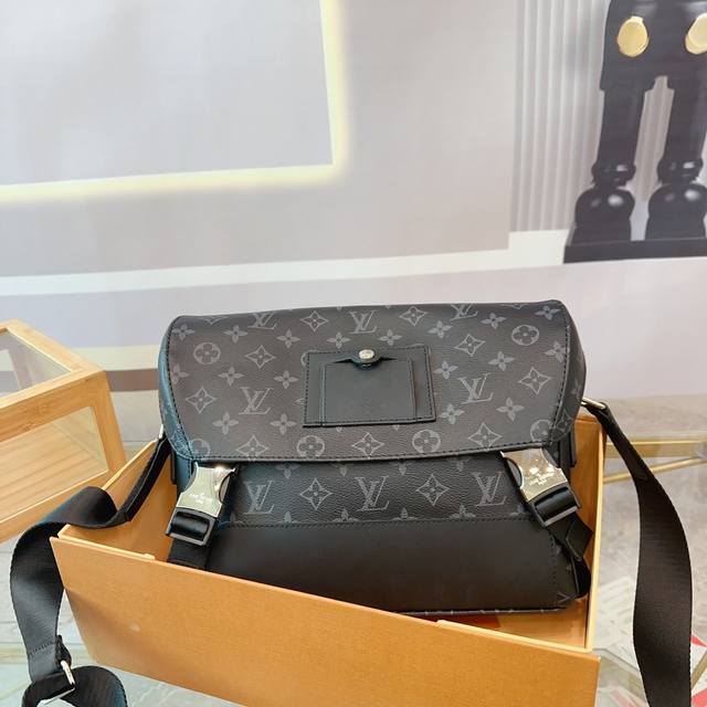 折叠礼盒包装 Louisvuitton 路易威登 邮差包 Voyage 手袋 翻盖单肩包 大容量印花斜挎包 采用精湛镶嵌细工，经典百搭 实物拍摄 原厂原版面料