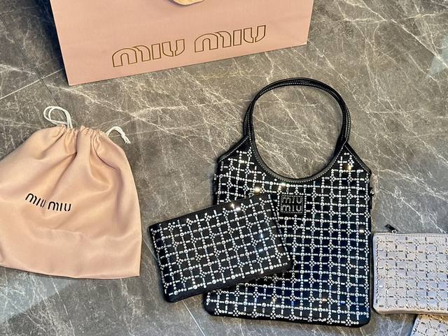 礼盒包装 Miumiu水钻托特包 配小包 Miumiu缪家新款 Tote 钻包 包包以柔滑的新中式面料为背景，镶嵌合成水晶勾 勒出网格图案，满钻blingbli