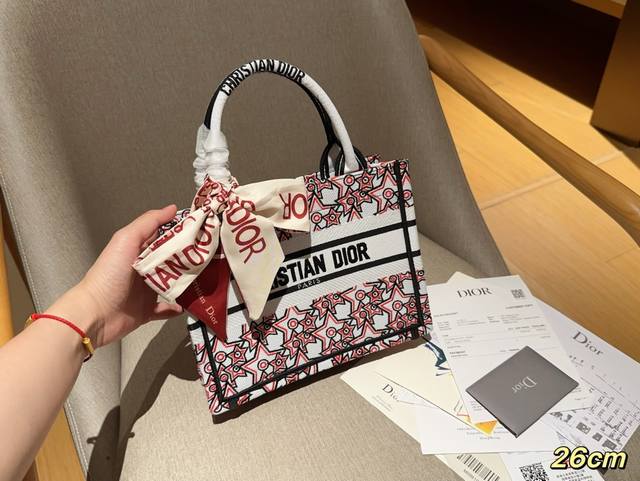 高版本配送丝巾 迪奥dior 24限定款tote Book 立体提花 高密刺绣托特包 绝美的梦中情包 尺寸26Cm 礼盒包装